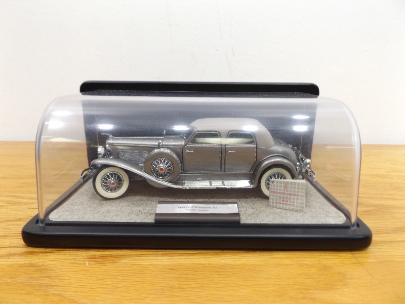 lot 11 image: 124 Franklin Mint 1933 Duesenberg SJ Twenty Grand
