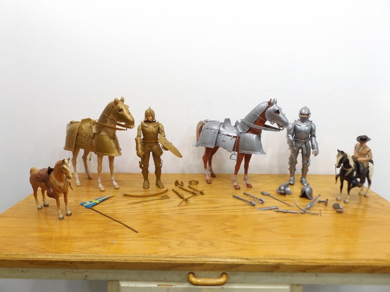 lot 21 image: Vintage Marx Noble Knights, Armored Horses, etc. Toys