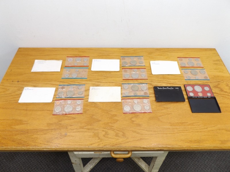 lot 27 image: 1 - 1971, 4 - 1976 US Mint Sets, and 1 - 1976 US Proof Set