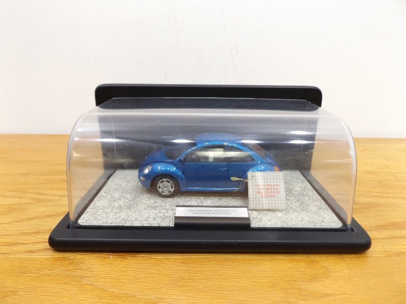 lot 33 image: 124 Franklin Mint Volkswagen New Beetle Millennium Edition