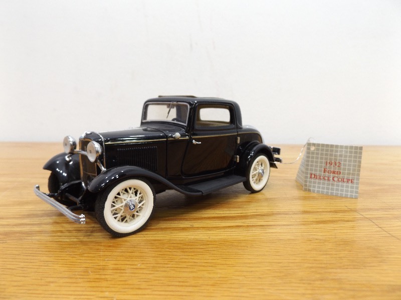 lot 37 image: 124 Franklin Mint 1932 Ford Deuce Coupe