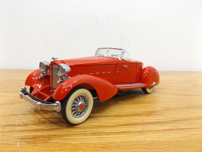 lot 39 image: 124 Danbury Mint 1934 Packard V-12 LeBaron Speedster