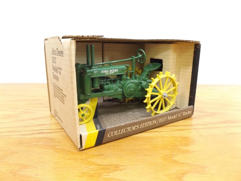 lot 47 image: New in Box Vintage Ertl 116 John Deere 1937 Model G Tractor