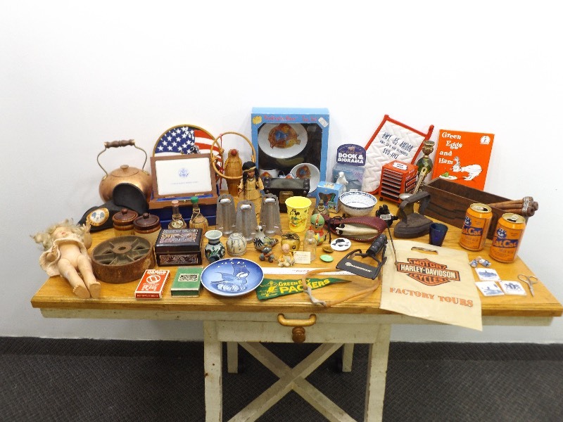 lot 50 image: Large Lot of Miscellaneous Collectibles