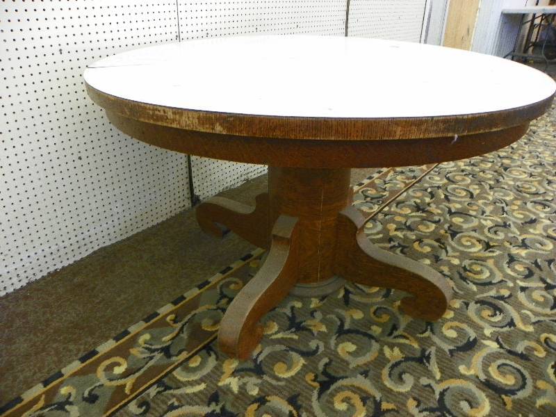 ANTIQUE ROUND TABLE