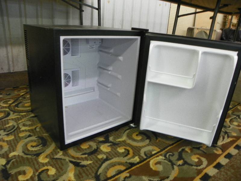 BLACK & DECKER MINI FRIDGE