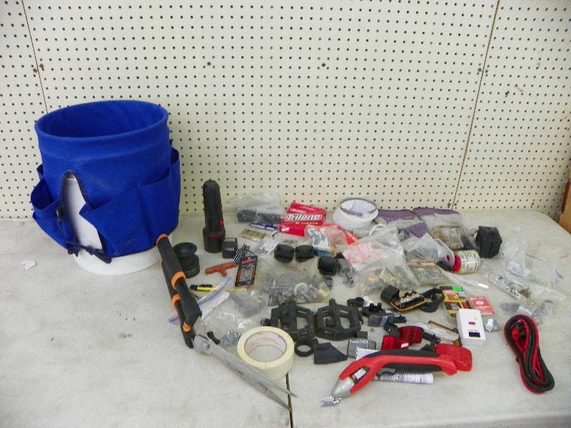 SMALL HAND TOOLS AND BUCKET