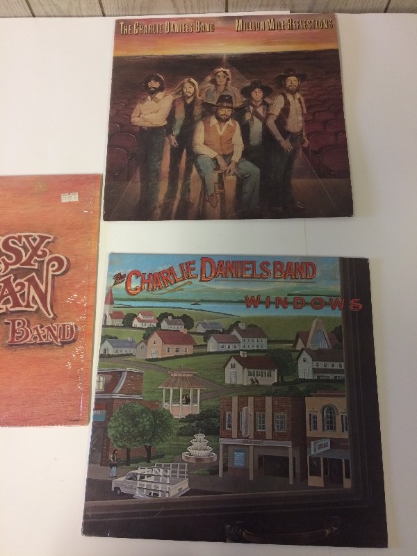 5 Vinyl Record Albums - CHARLIE DANIELS, DAISY DILLMAN, MARSHALL TUCKER