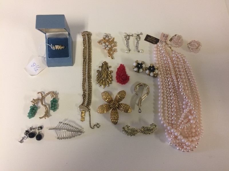 Vintage Jewelry Necklaces Bracelets Earrings PinsBrooches Ring