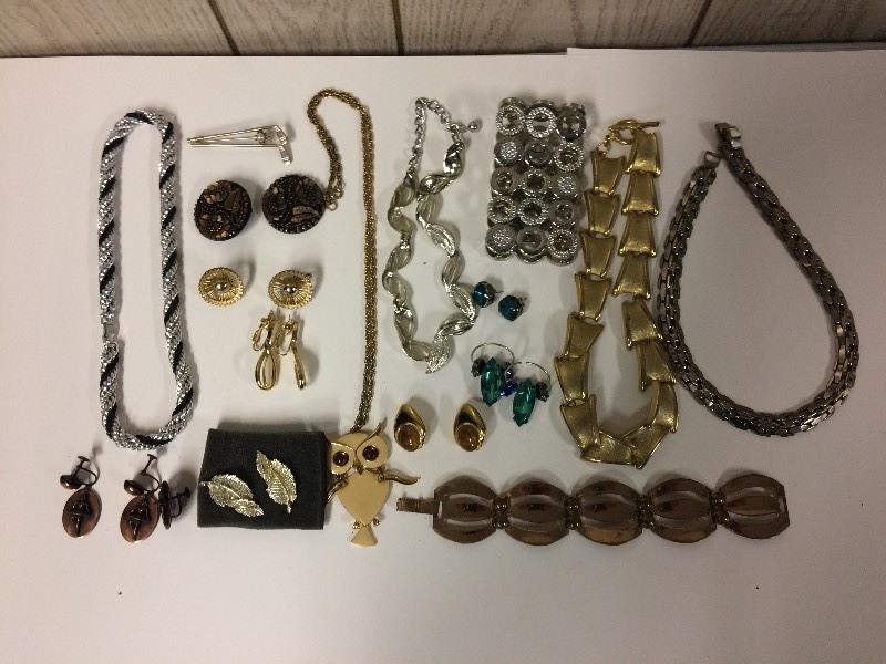 Vintage Jewelry Necklaces Bracelets Earrings BroochesPins