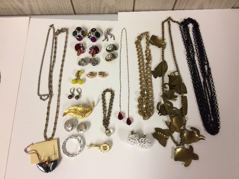 Vintage Jewelry Necklaces Bracelets Earrings BroochesPins