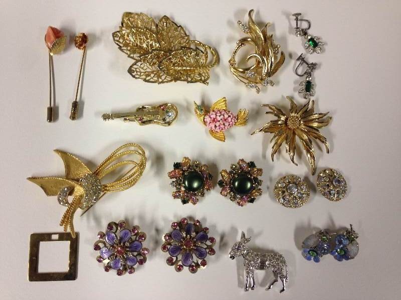 vintage earrings and brooches