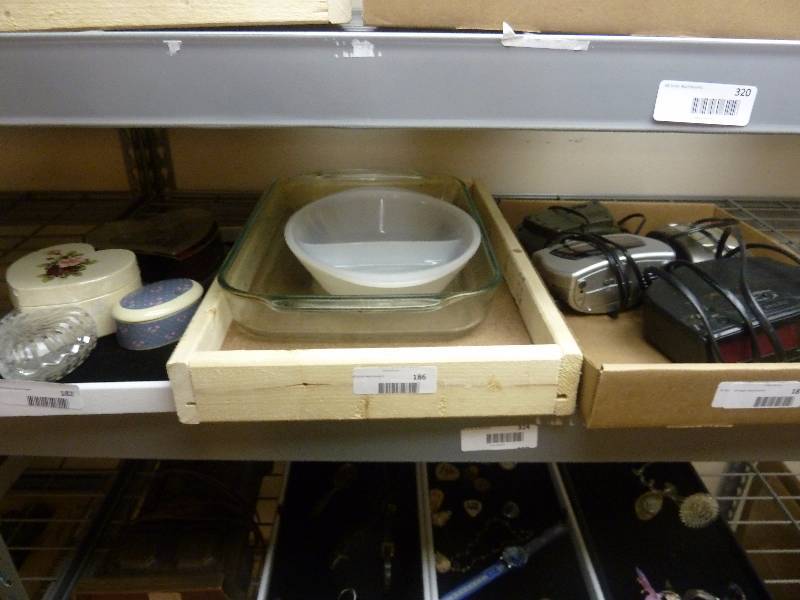 lot 324 image: Shelf Lot