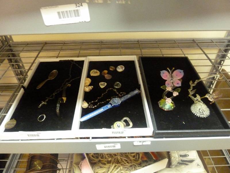 lot 321 image: Jewelry and Decor