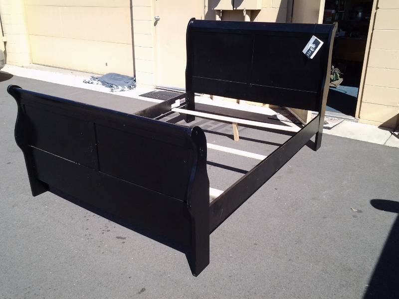 lot 1 image: Ashley Furniture Queen Size Sleigh Bed (Needs Some Hardware)