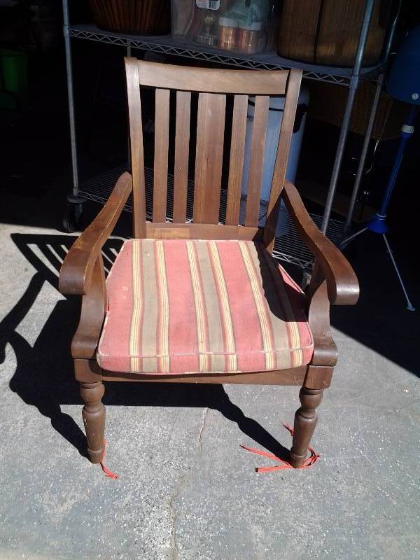 lot 4 image: Sturdy Wood Arm Chair With Cushion