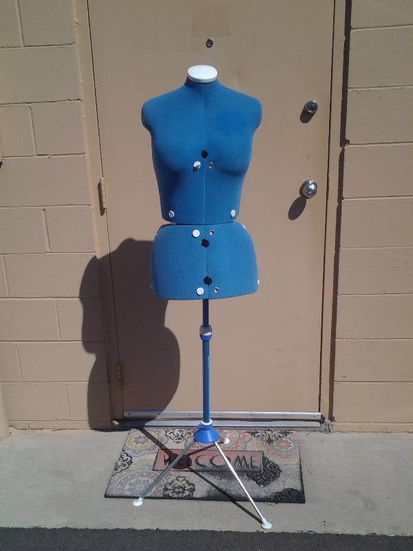 lot 7 image: Adjustable Dress Form