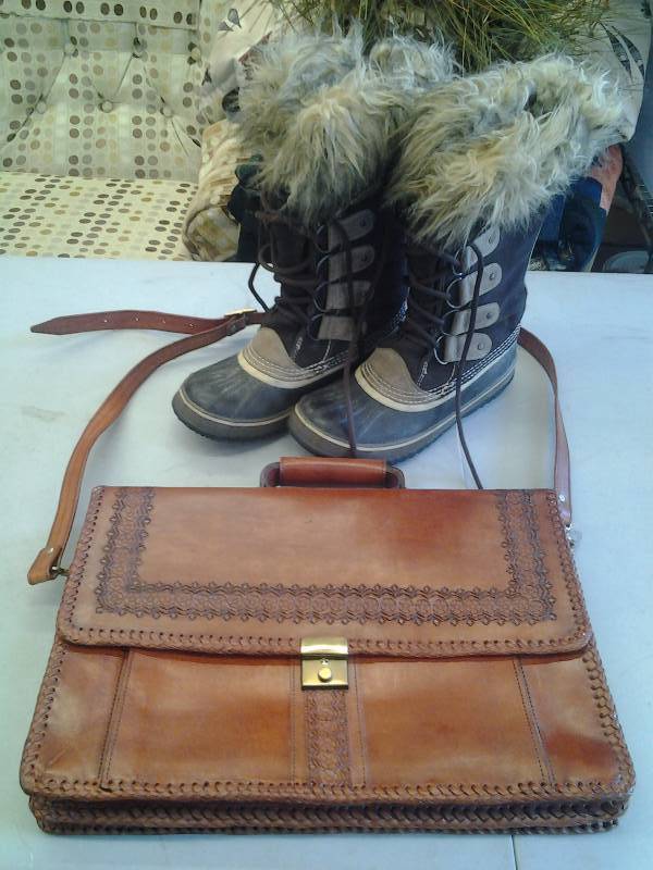 lot 11 image: Ladies Sorel Boots Size 8, Unique Tooled Leather Brief Case