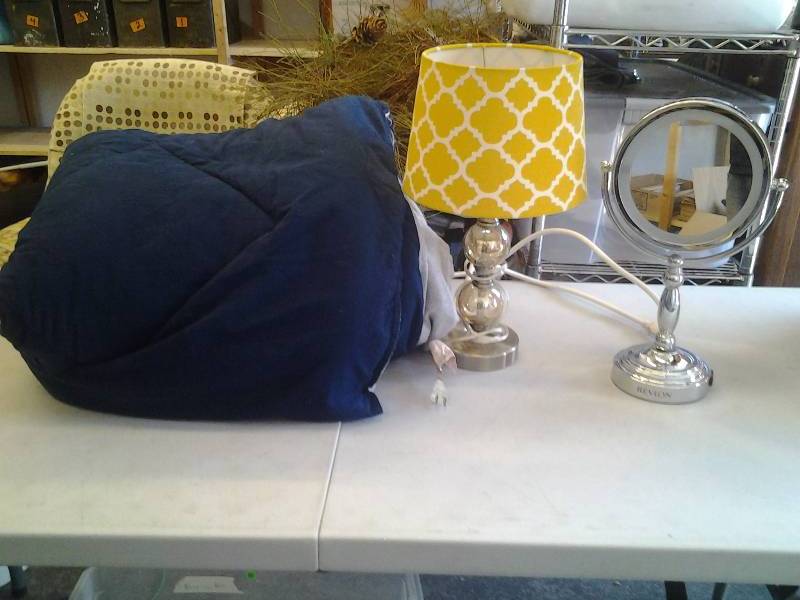 lot 13 image: Lighted Make-Up Mirror, Lamp With Shade 18 Inches, NavyGrey Comforter 64x85