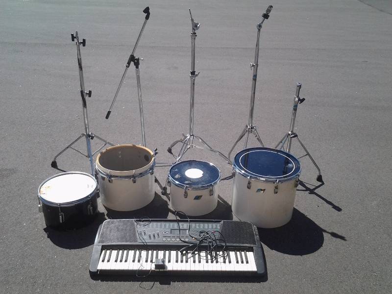 lot 23 image: Concertmate Keyboard, Ludwig & Other Drum Parts, Microphone Stands