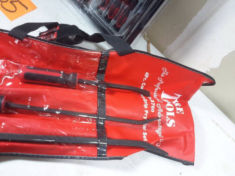 TEKTON, 32 Piece Ratchet Screw Driver Set Comfort Pry bar set.. 1 missing