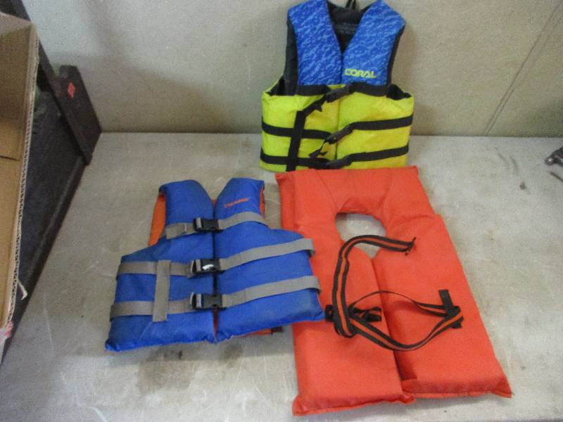 lot 4 image: 3 youth life vests