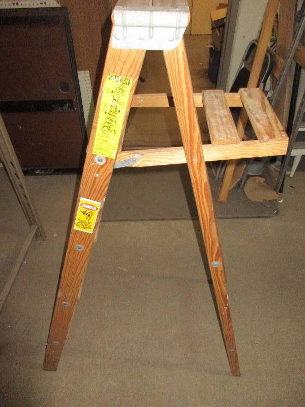 lot 9 image: 5 wood ladder - in great shape