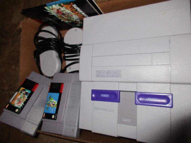 lot 14 image: super Nintendo - 2 controllers - 2 games