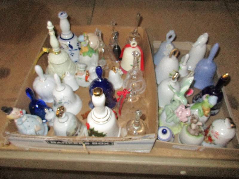 lot 18 image: vintage collectible glass bells