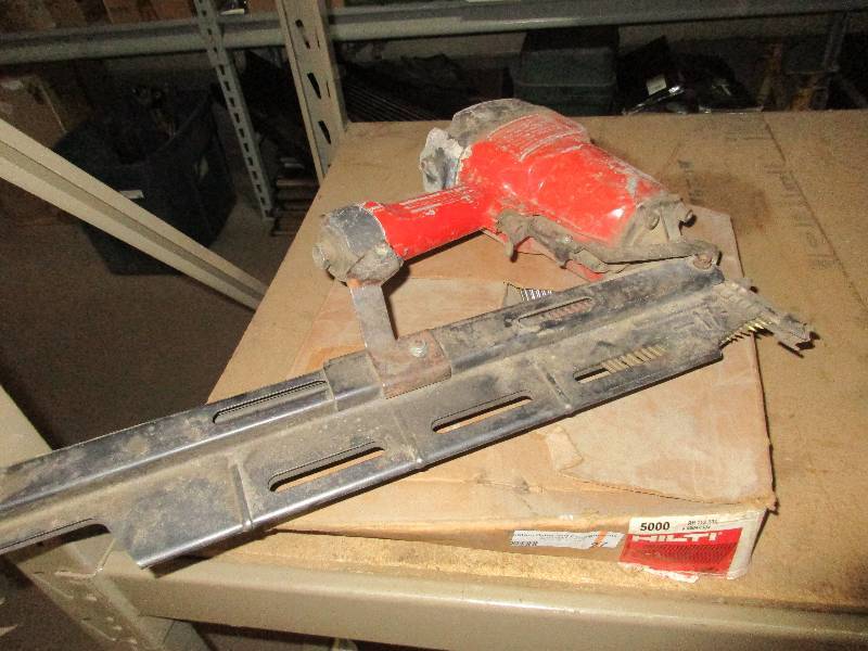 lot 27 image: Hilti 2 38 nails and nail gun