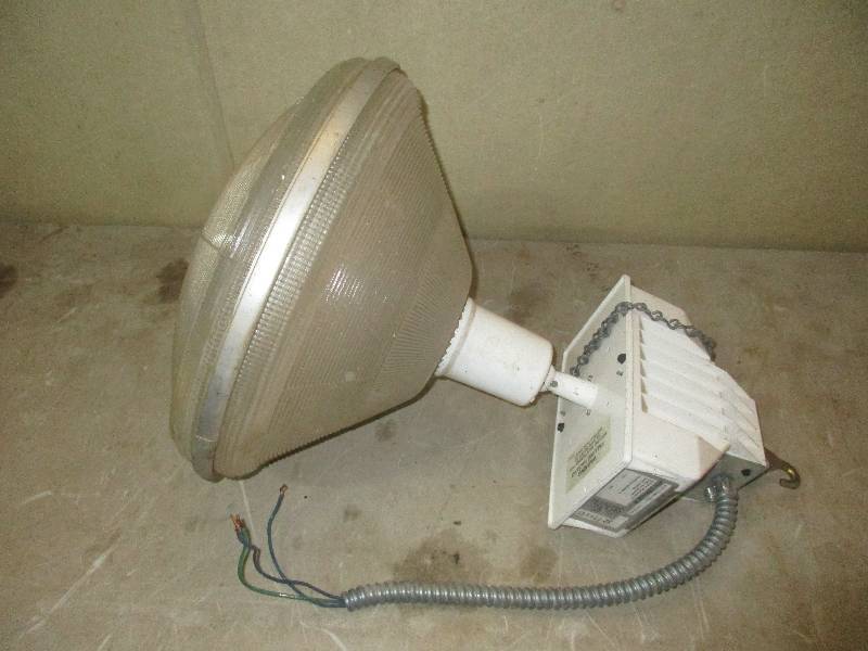 lot 29 image: 6 - 320 watt hanging light fixtures