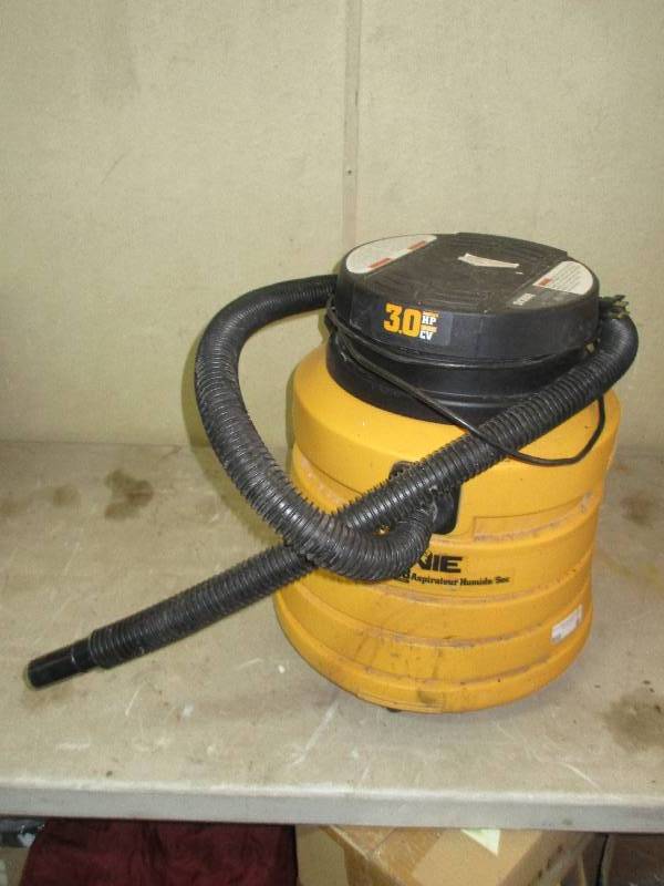 lot 59 image: Genie 10 gal wet or dry vac