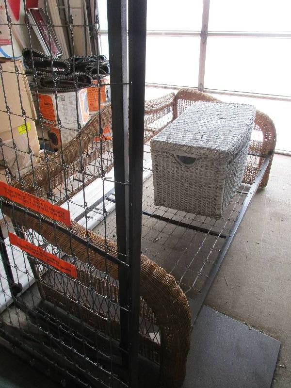 lot 61 image: day bed w wicker storage bin