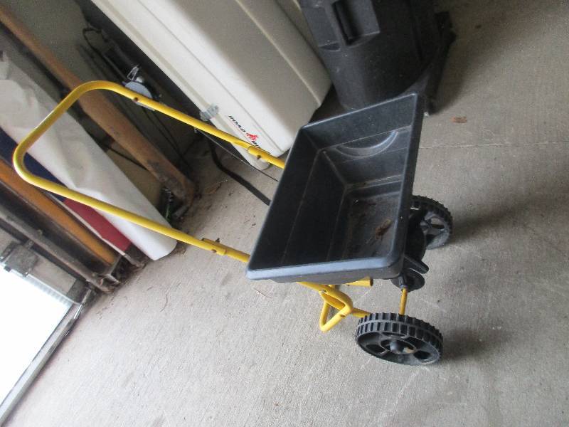 lot 79 image: yard works seed spreader