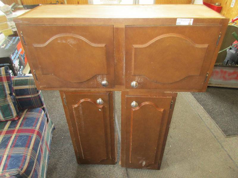 lot 82 image: 3 matching cabinets