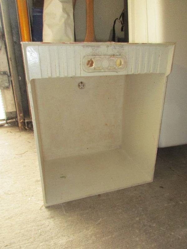 lot 84 image: utility sink