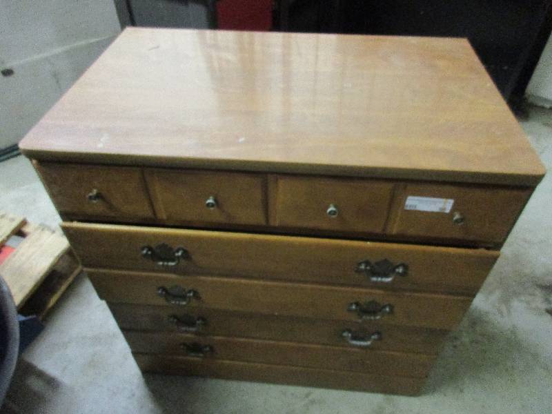 lot 88 image: Ethan Allen 4 drawer dresser - really nice shape