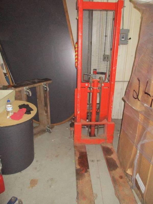 lot 1-2 image: inter lift 2 - walk behind fork lift