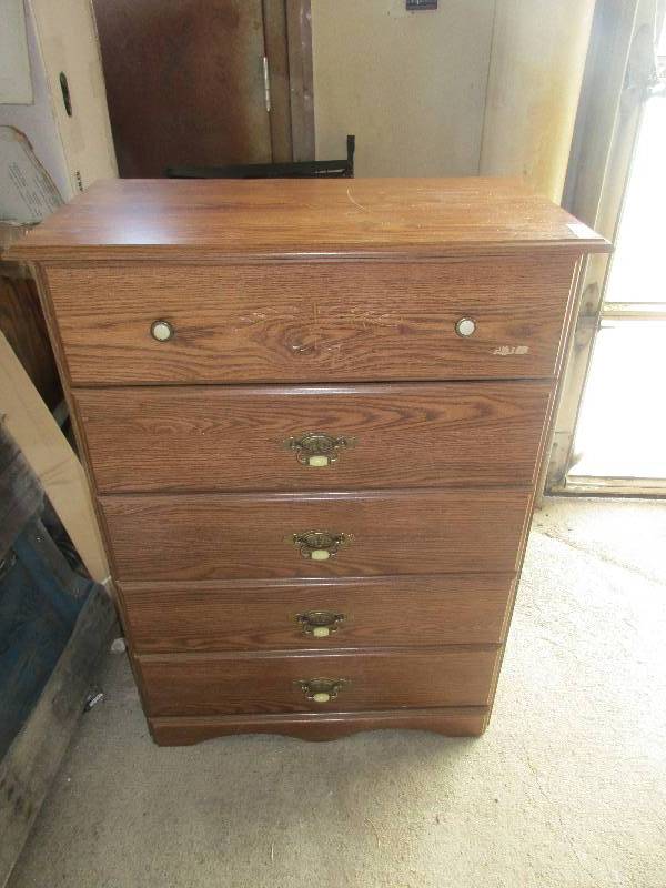 lot 97 image: 5 drawer dresser in good shape w rolling drawers