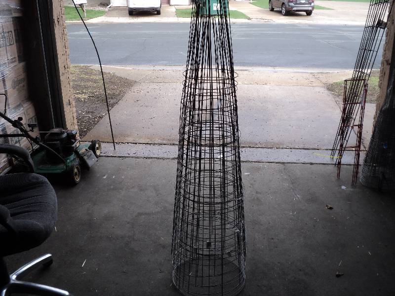 10 large tomato cages...