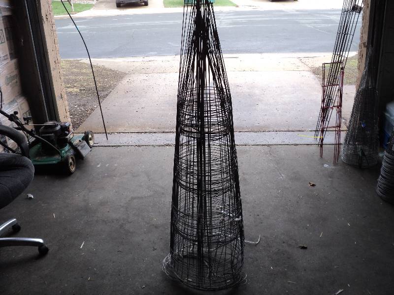 20 large tomato cages, some damaged...