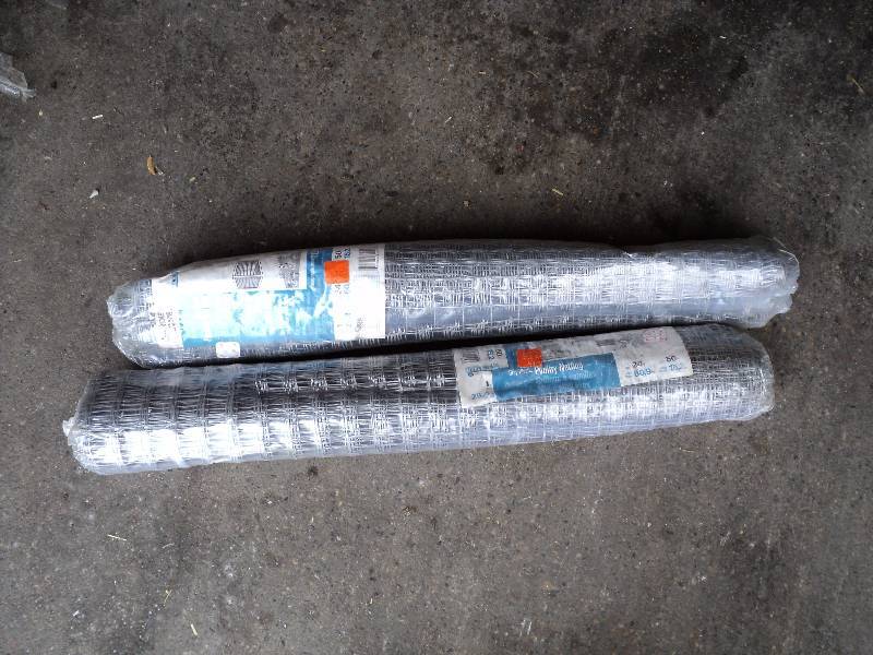 2 lightweight gray plastic neting, ...