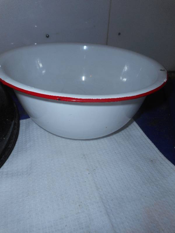 VINTAGE METAL WARE