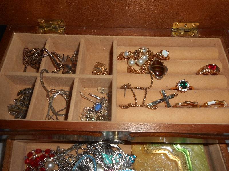 JEWLERY BOX AND JEWLERY