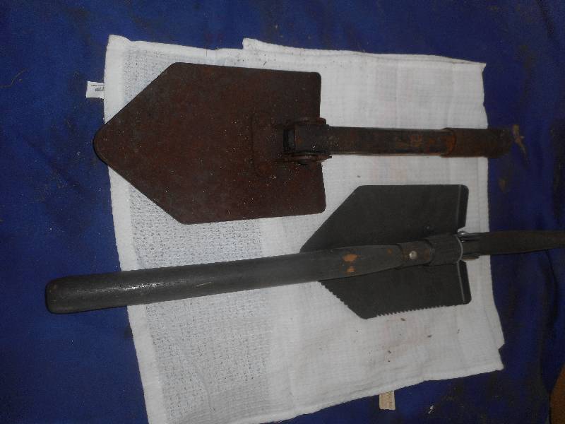 2 SHORT HANDLED SPADE SHOVELS