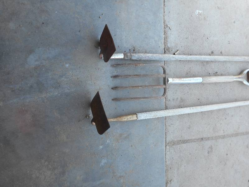 2 FLAT HOES 1 POTATO FORK