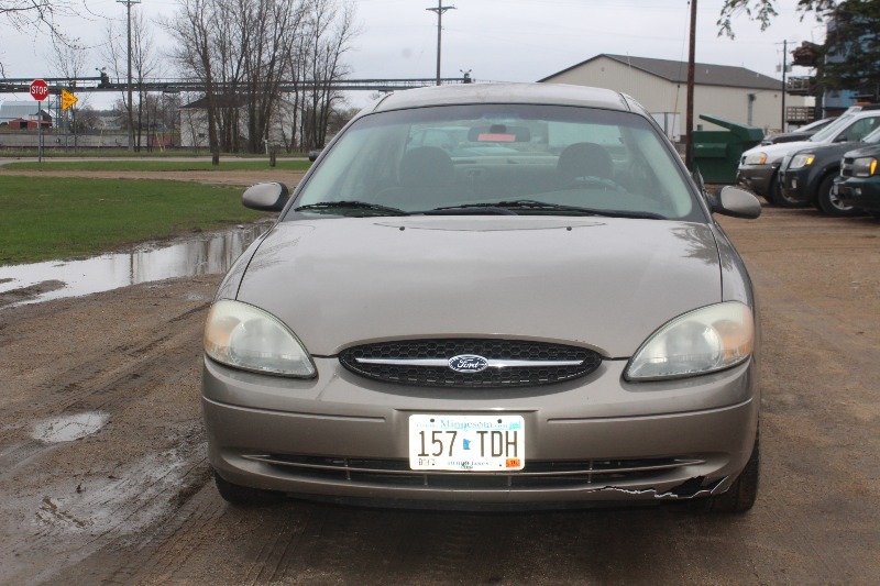 lot 1451 image: 2002 Ford Taurus SES