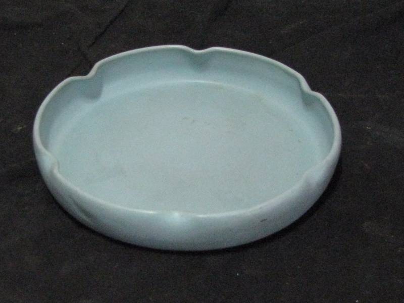 lot 26 image: Rosemeade Pottery Fluted Bud Bowl