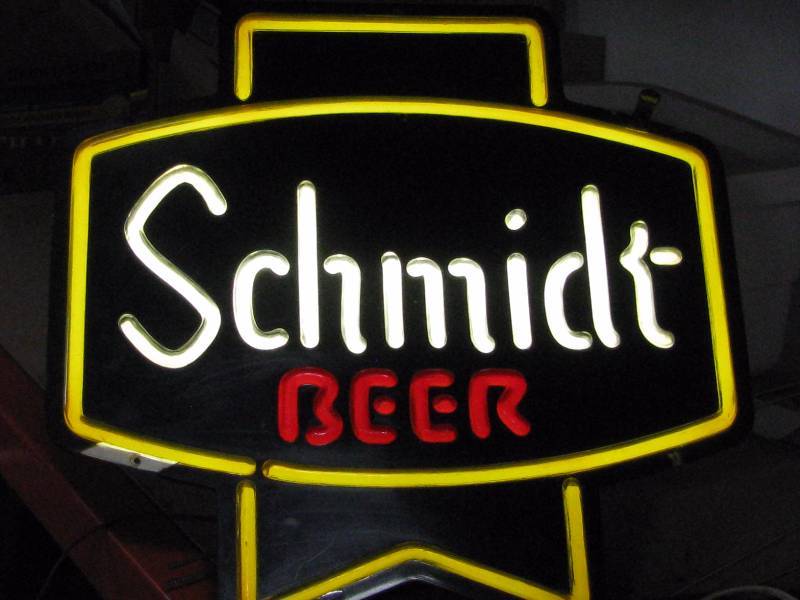 lot 48 image: Schmidt Beer Light