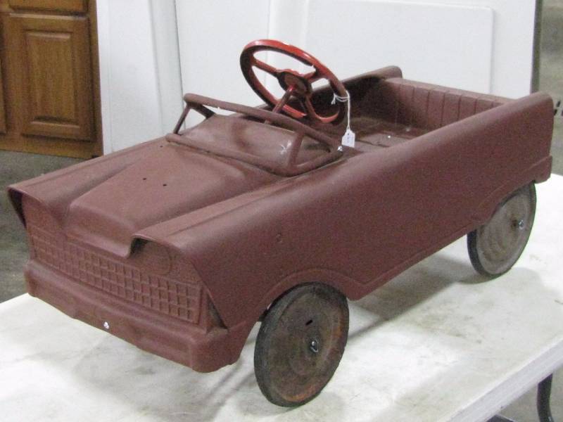 lot 61 image: 1950s Chrysler Pedal Car